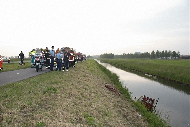 2010/128a/GB 20100607 007 Voertuig te water Schipholweg.jpg